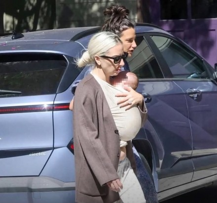 Lady Gaga mamma per la prima volta: il dibattito sulla maternità surrogata tra le star